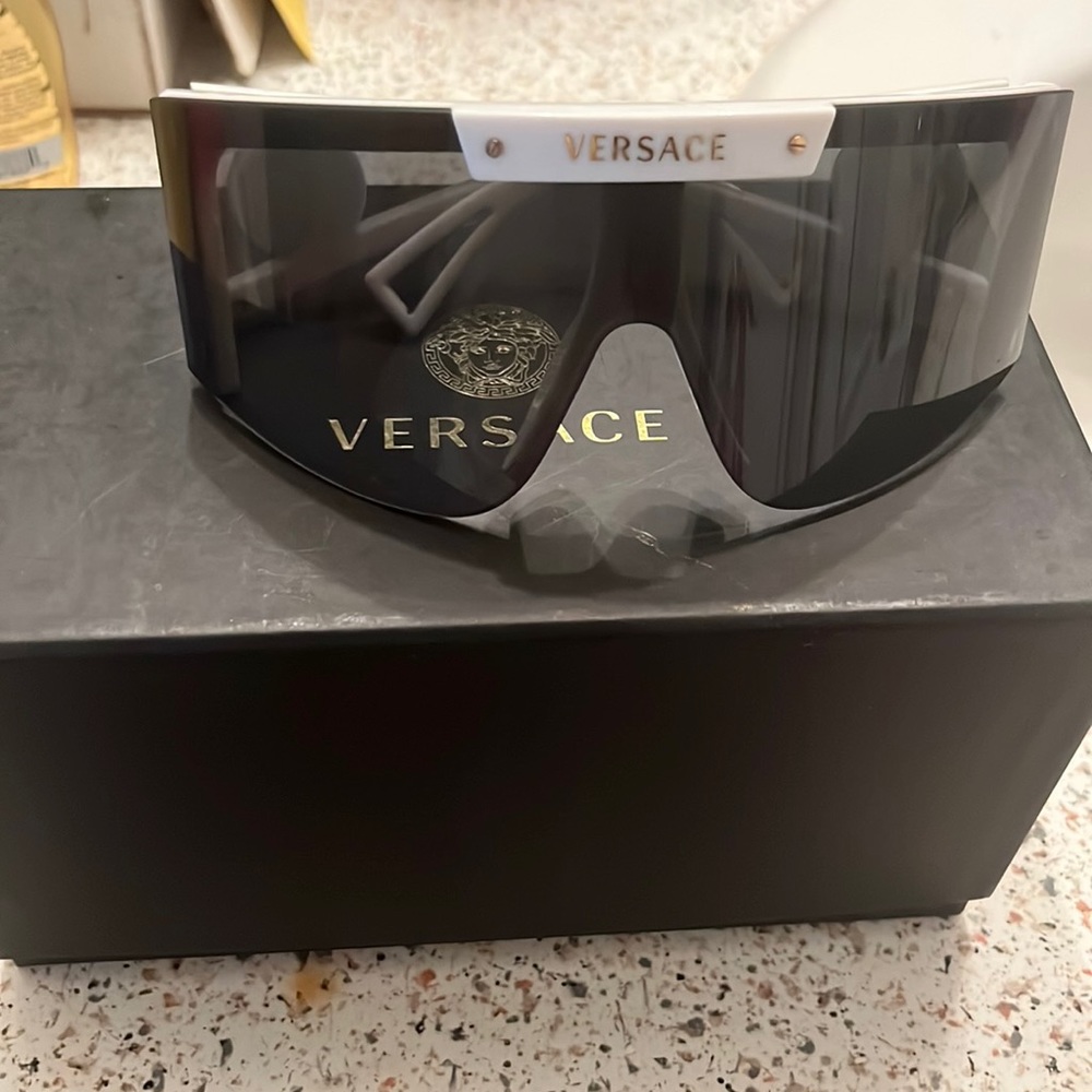 Versace shades in good condition worn twice